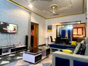瓦加杜古Appartement hôte +的客厅配有蓝色的沙发和桌子