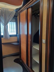 蓬塔翁布里亚apartamento 3 corazones的客房设有双层床和衣柜。