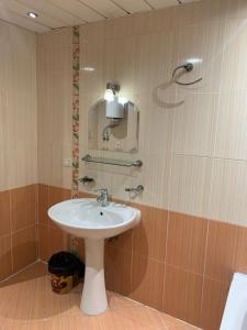 开罗Sheraton apart-hotel的浴室设有白色水槽和镜子