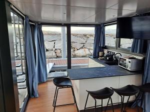 多尔梅莱托Floating Experience Black Pearl, Lago Maggiore的厨房配有柜台和窗前凳子