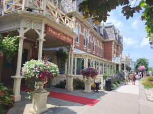 滨湖尼亚加拉Cozy Home in Niagara-on-the-Lake的建筑前有鲜花的商店