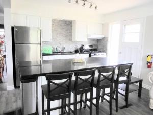 滨湖尼亚加拉Cozy Home in Niagara-on-the-Lake的厨房配有黑色柜台和冰箱。