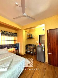 博卡拉Nishan Apartments -Lakeside的酒店客房带一张床和一个厨房
