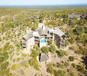 贝拉贝拉Reedbuck Lodge @Cyferfontein in Mabalingwe Reserve的田野房屋的空中景观