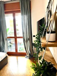 罗马Ecosuite your design Escape的客厅设有滑动玻璃门和植物