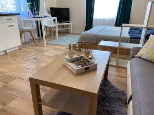 华沙Mokka Apartament的客厅配有咖啡桌和沙发