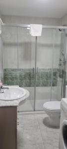 波多诺伏Apartamentos Corea的带淋浴、盥洗盆和卫生间的浴室