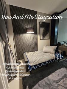 万挠You And Me Staycation的一间卧室配有一张带镜子的床