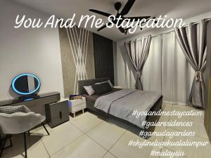 万挠You And Me Staycation的一间卧室配有一张床、镜子和电视