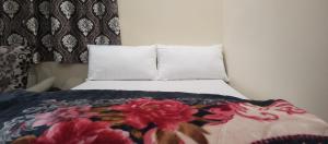 勒克瑙The Beatrix Resort & Wellness的一间卧室配有一张带花毯的床