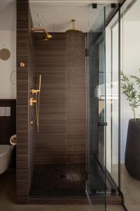 约克ViewPoint Hotel的带淋浴的浴室和玻璃门