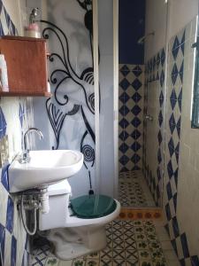El TuitoCasa Jardín del Tuito的浴室配有卫生间、盥洗盆和淋浴。