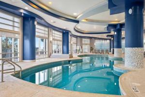 代托纳海滩2 BR Resort Condo Direct Oceanfront Wyndham Ocean Walk - Daytona Funland 2226的蓝色柱子的酒店游泳池