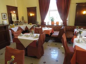 维也纳城市公园酒店的一间在房间内配有桌椅的餐厅