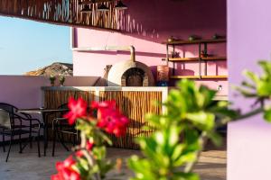 艾库玛尔Itza Hotel Akumal - Dive House的前景餐厅,带桌子和红色鲜花