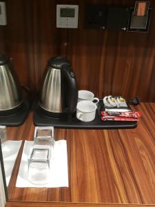 巴格达The Capital Heart Hotel的茶壶和茶杯托盘