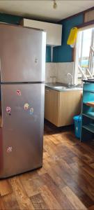 威廉斯港Cabaña Puerto Williams的厨房配有不锈钢冰箱和水槽