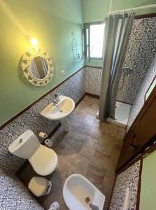 维拉韦德Casa Cocolores的一间带卫生间和水槽的浴室