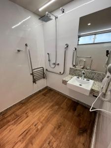 卡希亚斯公爵城卡普里酒店的一间带水槽和镜子的浴室