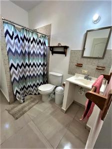 圣卡洛斯Casa Loma Bella 1 con Alberca Privada Vista Increible的一间带卫生间、水槽和镜子的浴室