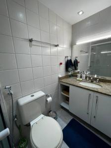 里约热内卢Barra Praia Bourbon的白色的浴室设有卫生间和水槽。