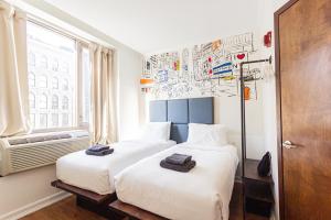 纽约JG Sohotel的小型客房 - 带2张床和窗户