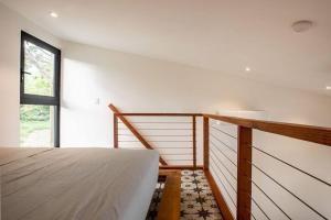 普拉纳维瑙Mind- Tiny Home Venao Cove的一间卧室设有一张床和一个窗口