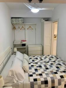 马贝拉Estudio Puerto Deportivo Marbella的一间卧室配有一张带 ⁇ 架地板的床