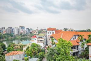 河内La Passion - Tay Ho Hanoi One Bedroom Apartment!的享有河流和建筑的城市美景