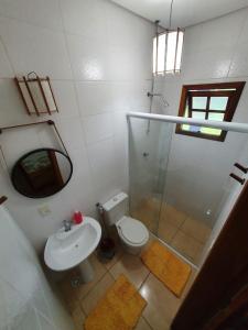 圣塞巴斯蒂安Hospedaria Morada das Orquídeas的一间带卫生间、水槽和镜子的浴室