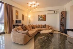 Tbilisi Core 3BR Apartment in the heart of the city的休息区