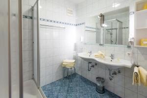特洛普拉赫Hotel Pension Appartement Kristall的白色的浴室设有水槽和镜子