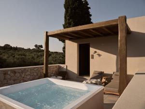 利萨基亚Pierros Verde的房屋庭院的按摩浴缸