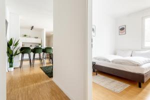 柏林Global Living - Design Apartment I Central I Smart-TV I Kitchen I Berlin的一间卧室设有一张床和一间用餐室