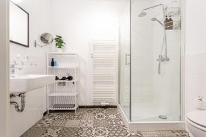 柏林Global Living - Design Apartment I Central I Smart-TV I Kitchen I Berlin的带淋浴和盥洗盆的白色浴室