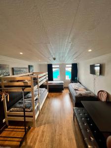 Stokkseyri艺术旅舍的一间带双层床和沙发的客厅