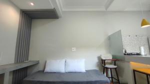 库里提巴Family House - Curitiba的一间小卧室,配有一张床和一张桌子
