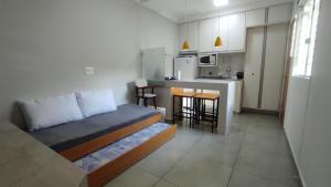 库里提巴Family House - Curitiba的小房间设有床和厨房