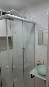 里约热内卢Studio Reformado coração Leblon的一间带玻璃淋浴和水槽的浴室