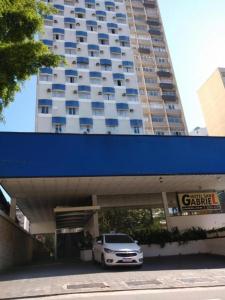 圣保罗山加布瑞欧酒店的停在大楼前的汽车