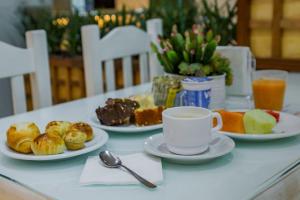 圣保罗山加布瑞欧酒店的一张桌子,上面放着糕点盘和一杯咖啡