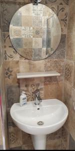 莫拉-迪巴里Dimora Gassi的浴室设有白色水槽和镜子
