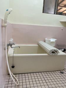 德之岛Yoka House - Vacation STAY 46247v的一间带软管浴缸的浴室