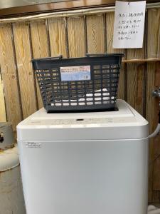 德之岛Yoka House - Vacation STAY 46247v的洗衣机上的一个篮子