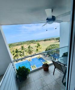 普拉亚布兰卡PlayaBlanca Ocean Blue "Vista al Mar"的享有游泳池景致的阳台