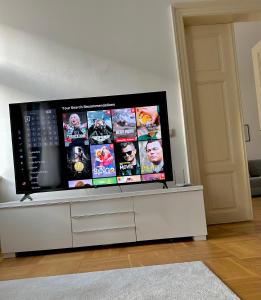 布拉格Byt ve městě Praha 2的白色橱柜顶部的大屏幕平板电视