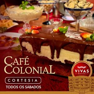 蒙蒂锡昂Vivas Hotel e Casa的桌上的巧克力蛋糕和草莓