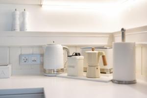 Las Crucescasa mo Tenerife的厨房柜台配有咖啡壶。