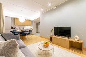 塔林Tobiase Residences - Luxury Apartments的带沙发和电视的客厅