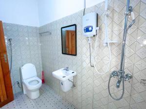 KisoroAgape House的带淋浴、卫生间和盥洗盆的浴室